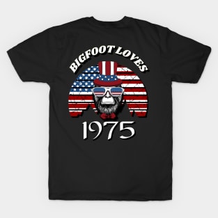 Bigfoot loves America and People born in 1975 T-Shirt